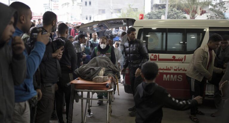 Los hospitales del norte de Gaza ya no están operativos y aseguran que "un niño muere cada 10 minutos"