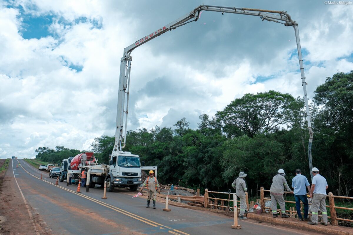 Vialidad provincial construye un nuevo puente en la obra de la Autovía 105