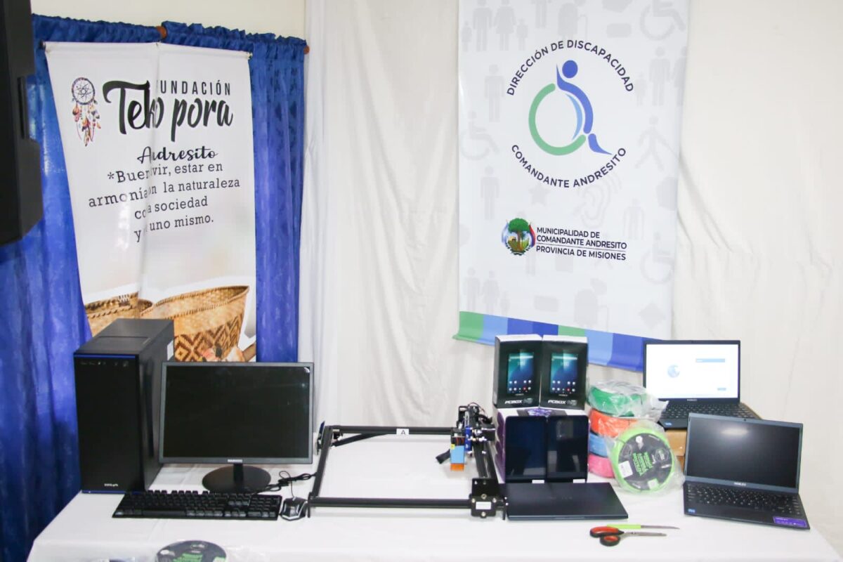 El Gobierno provincial entregó insumos tecnológicos a la Dirección de Discapacidad y al espacio Maker de Andresito