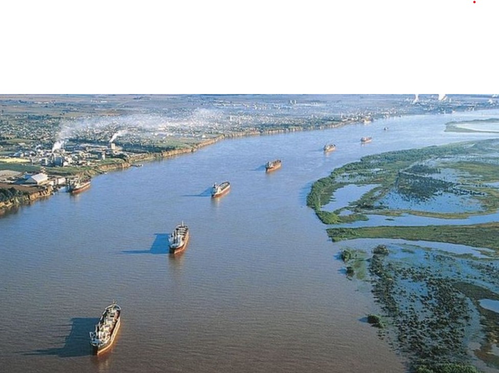 Colapso de 12 horas en la hidrovía Paraná-Paraguay por un barco varado