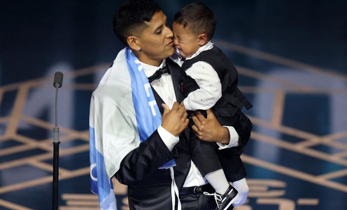 Un hincha de Colón ganó el premio The Best al "Fanático del Año" 1 2 - Hincha de Colon The best - 1