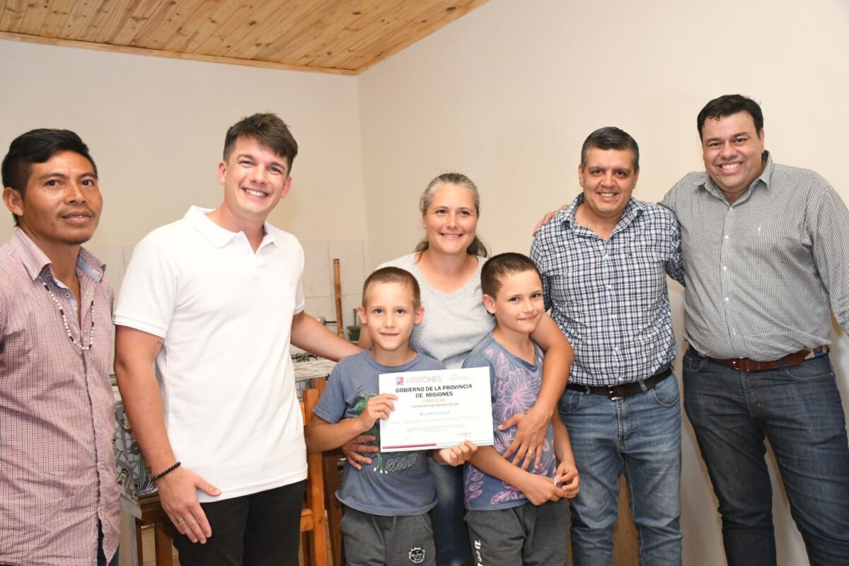 Romero Spinelli encabezó la entrega de 20 viviendas del Iprodha a familias de Aristóbulo del Valle