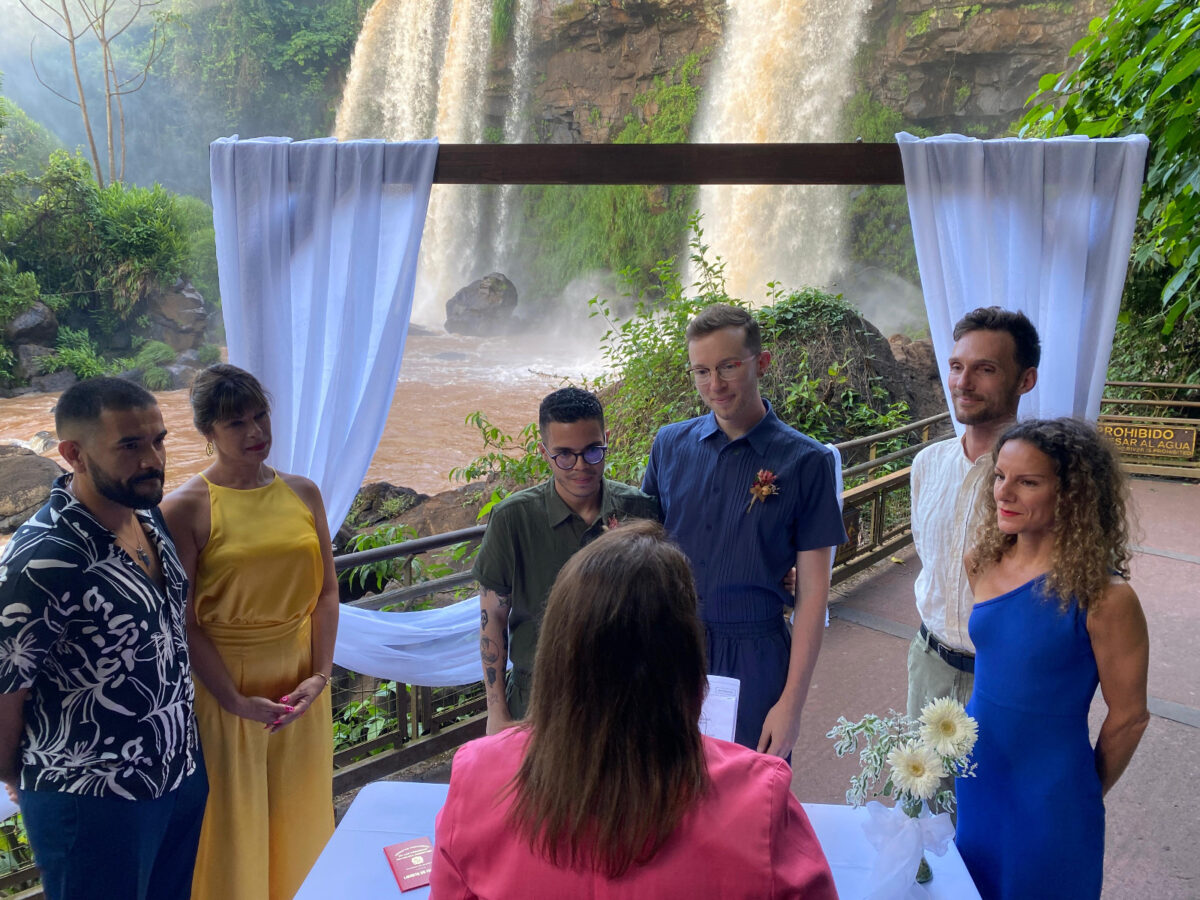 Por primera vez, las Cataratas del Iguazú albergaron una boda de turistas extranjeros 1 2 - Por primera vez las Cataratas del Iguazu albergaron una boda de turistas extranjeros 3 - 1