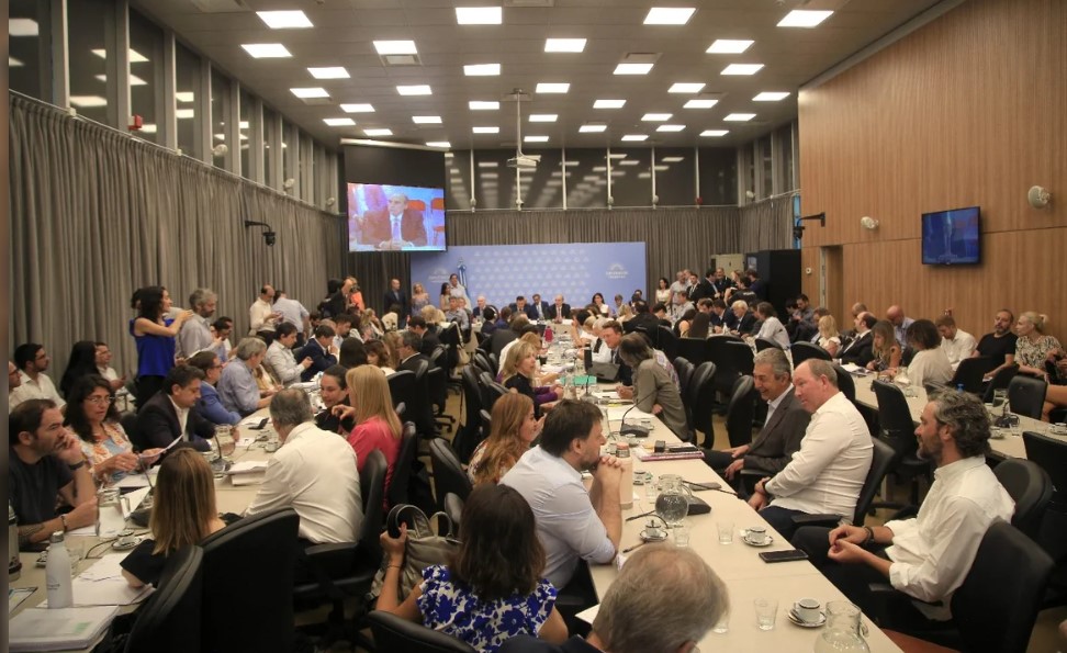 Contundente rechazo de la oposición a la reforma política que propone la ley ómnibus