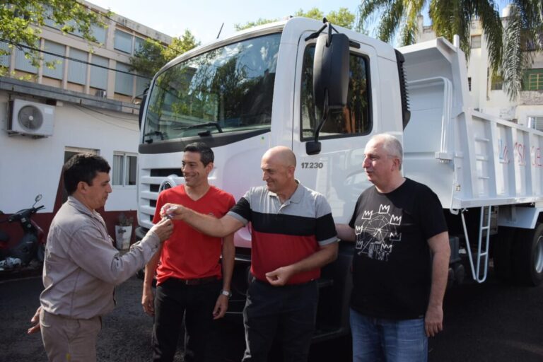 Passalacqua entregó camiones volcadores a los municipios de Irigoyen y El Soberbio