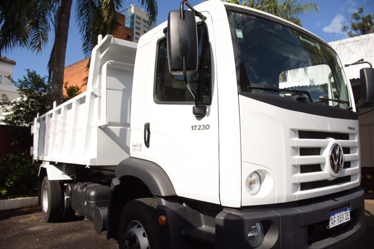 Passalacqua entregó camiones volcadores a los municipios de Irigoyen y El Soberbio
