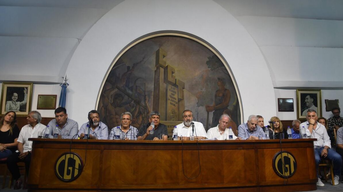 La CGT denunció reuniones afuera del Congreso por el proyecto de Milei