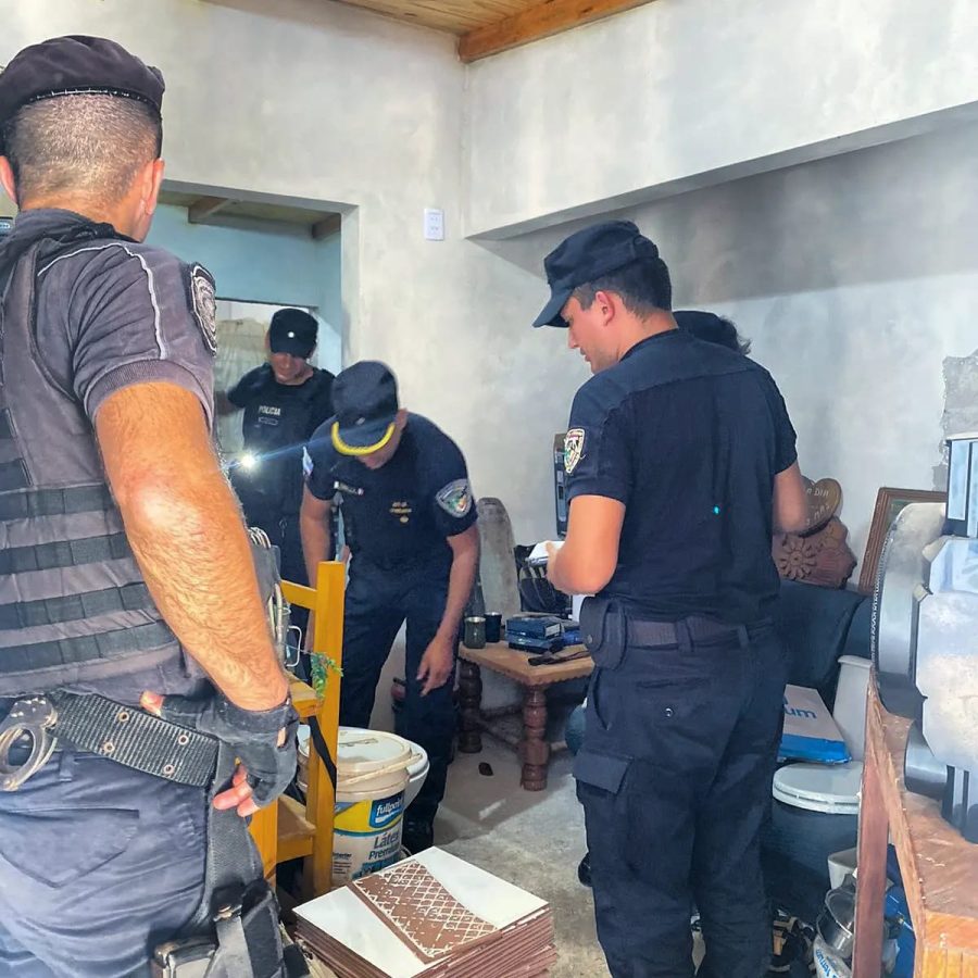 Detuvieron a dos hermanos por el robo de materiales de construcción valuados en más de $3 millones en Apóstoles 6 12 - hermanos detenidos 5 - 11