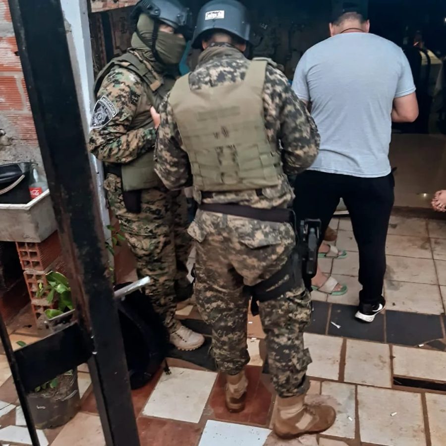 Desmantelaron tres aguantaderos y detuvieron al presunto líder de una banda delictiva en Posadas 6 12 - objetos recuperados 7 - 11