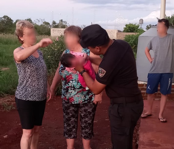 Policía reanimó a una beba de dos meses que se había ahogado con leche materna en Los Helechos