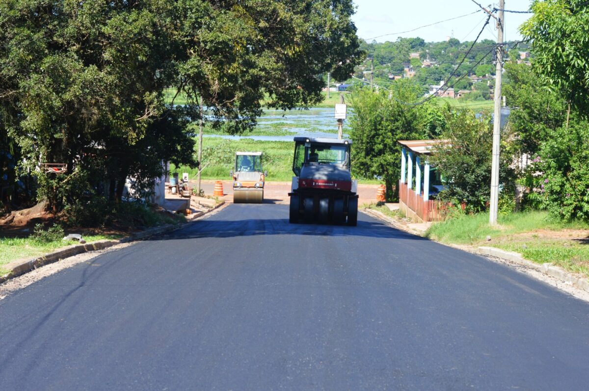 Comenzaron a asfaltar calles del barrio Villa Poujade de Posadas