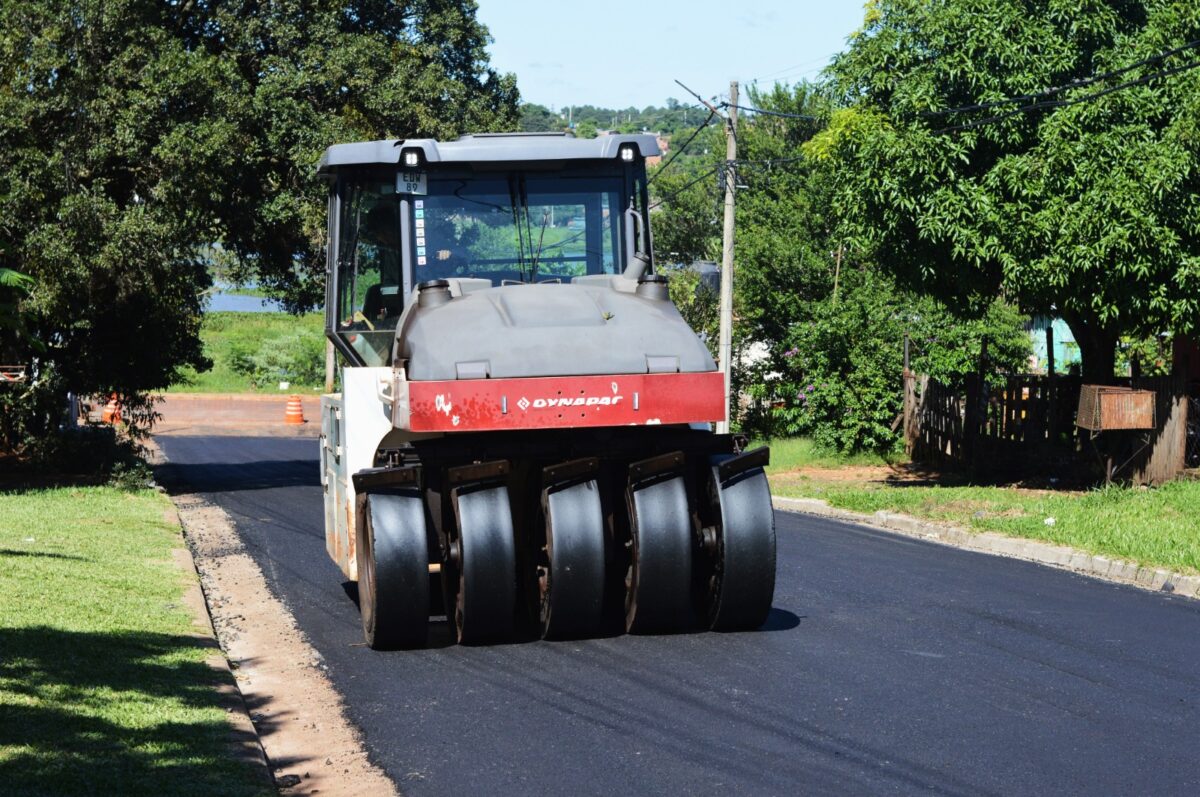 Comenzaron a asfaltar calles del barrio Villa Poujade de Posadas