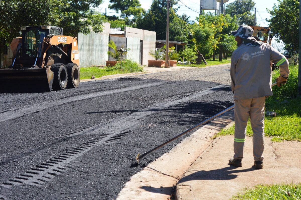 Comenzaron a asfaltar calles del barrio Villa Poujade de Posadas