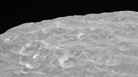Encontraron un océano de agua líquida en la luna Mimas de Saturno