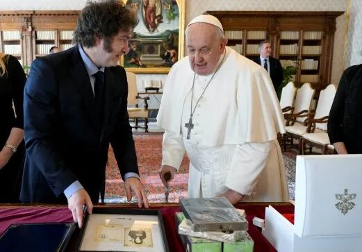 Cuáles fueron los regalos que llevó Milei para el papa Francisco