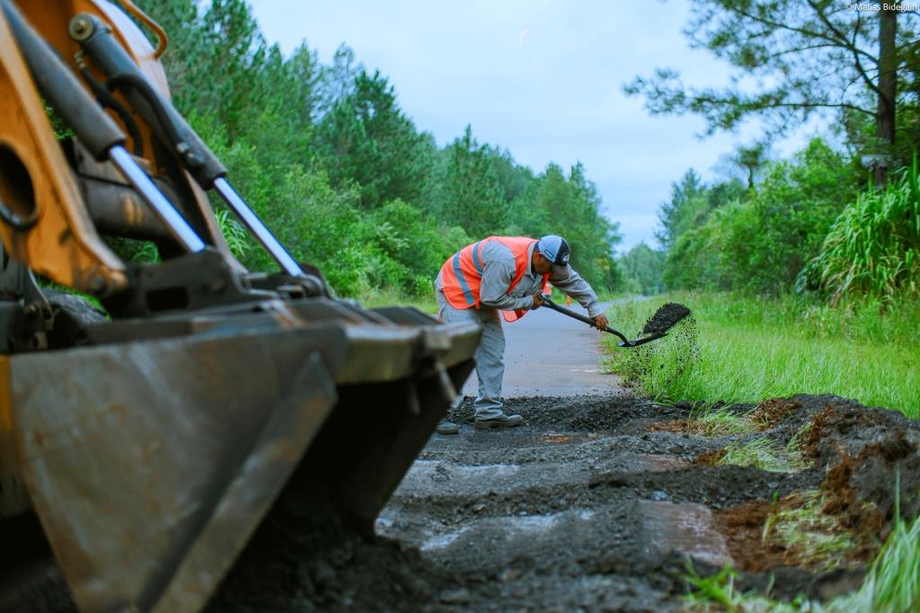 Avanzan las tareas de mantenimiento de la ruta provincial 225