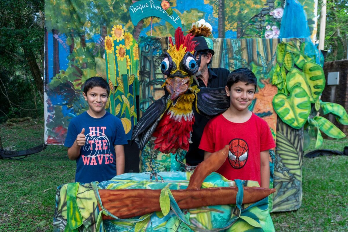 Este fin de semana regresa la obra de titeres Kossa Llama a cuidar el monte en Iguazu y Wanda 1 - 5