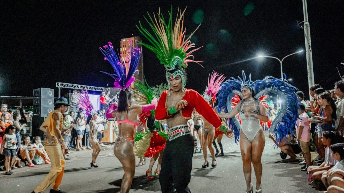 Los carnavales posadeños continúan recorriendo la ciudad a pura fiesta