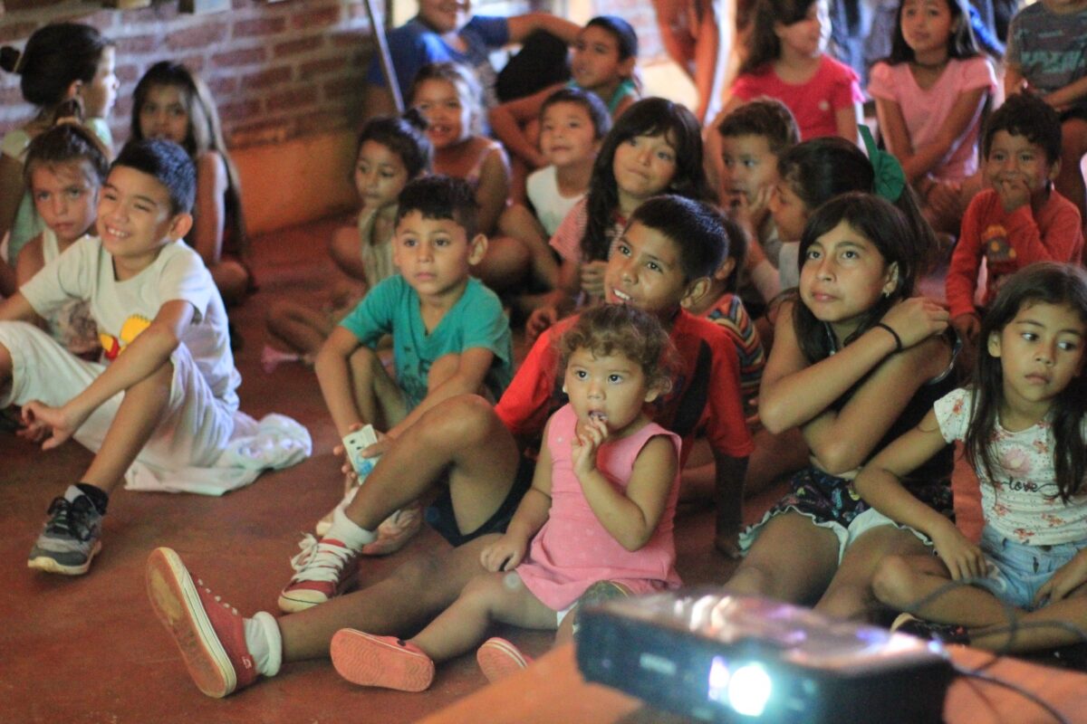 Proyectaron una maratón de películas para niños del barrio El Porvenir 2 de Posadas