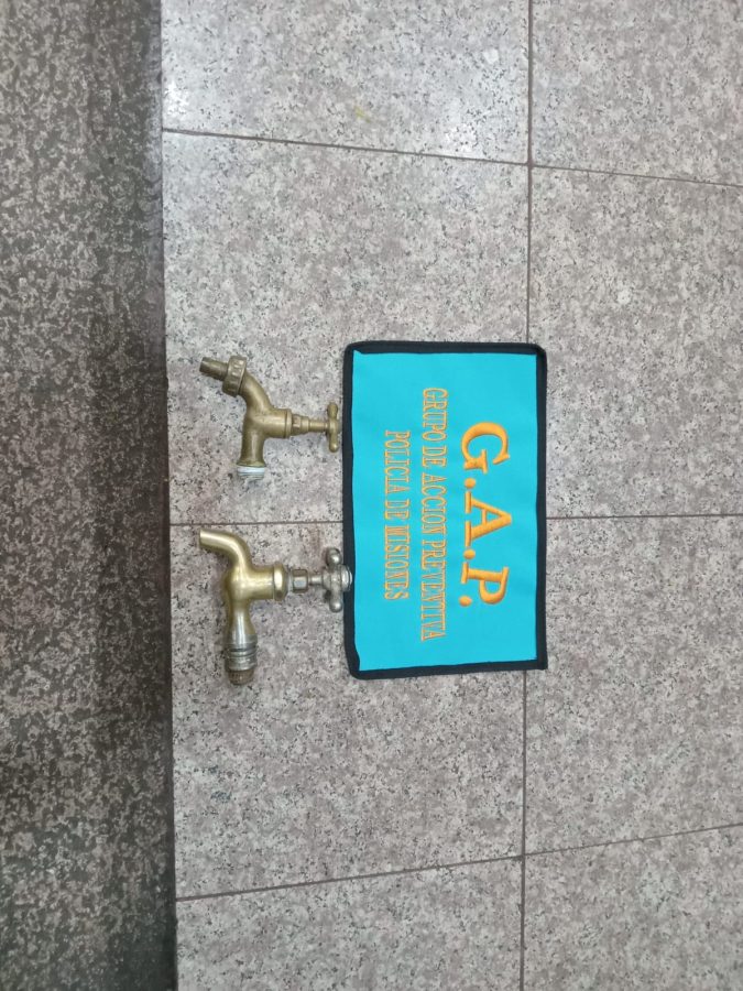 Un delincuente robo canillas de bronce de un banco del microcentro de Posadas y fue detenido 1 - 1