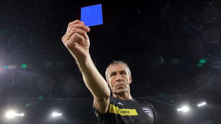 Incorporarían una "tarjeta azul" para expulsiones temporales en el fútbol