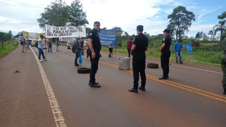 Manifestantes cortan el paso en la ruta nacional 14 en reclamo a las medidas del Gobierno de Milei