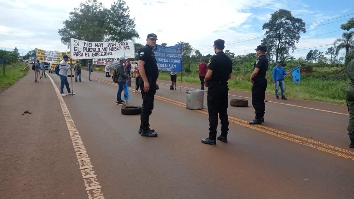 Manifestantes cortan el paso en la ruta nacional 14 en reclamo a las medidas del Gobierno de Milei