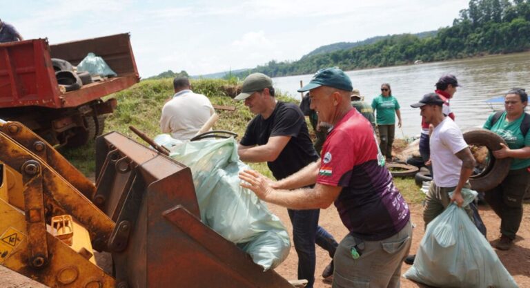 Retiraron más de tres toneladas de basura del río Uruguay tras operativo de limpieza binacional