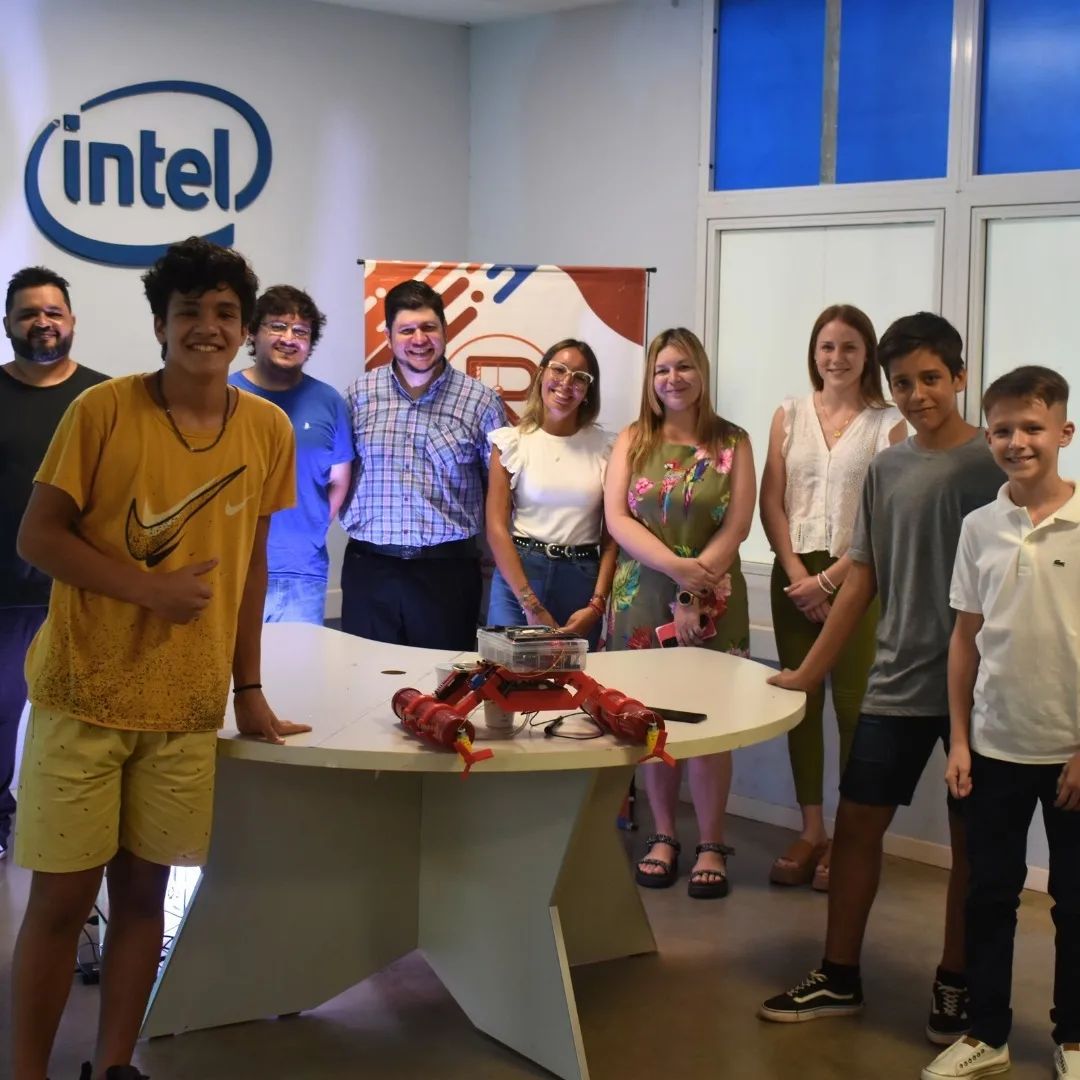 Estudiantes de la Escuela de Robótica fueron premiados en España por proyectos de inteligencia artificial