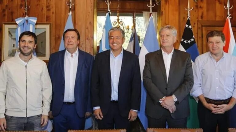 Gobernadores patagónicos analizan suspender la producción de petróleo la próxima semana