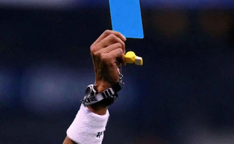La FIFA desmintió que se vaya a implementar la tarjeta azul y aseguró que "está en debate"