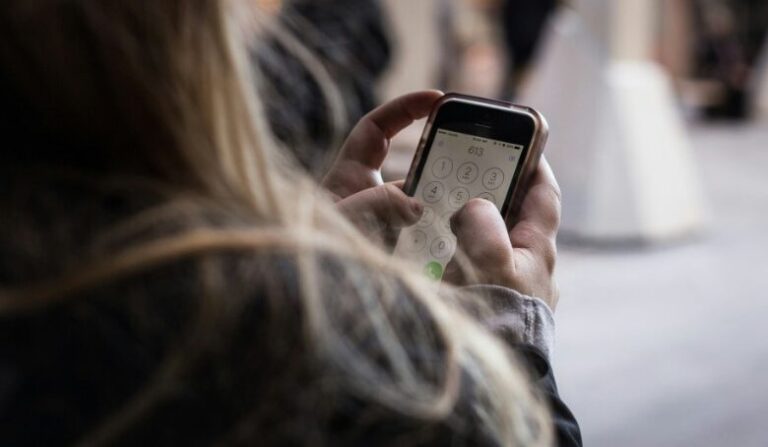 Un pueblo europeo prohibió el uso de celulares en la vía pública