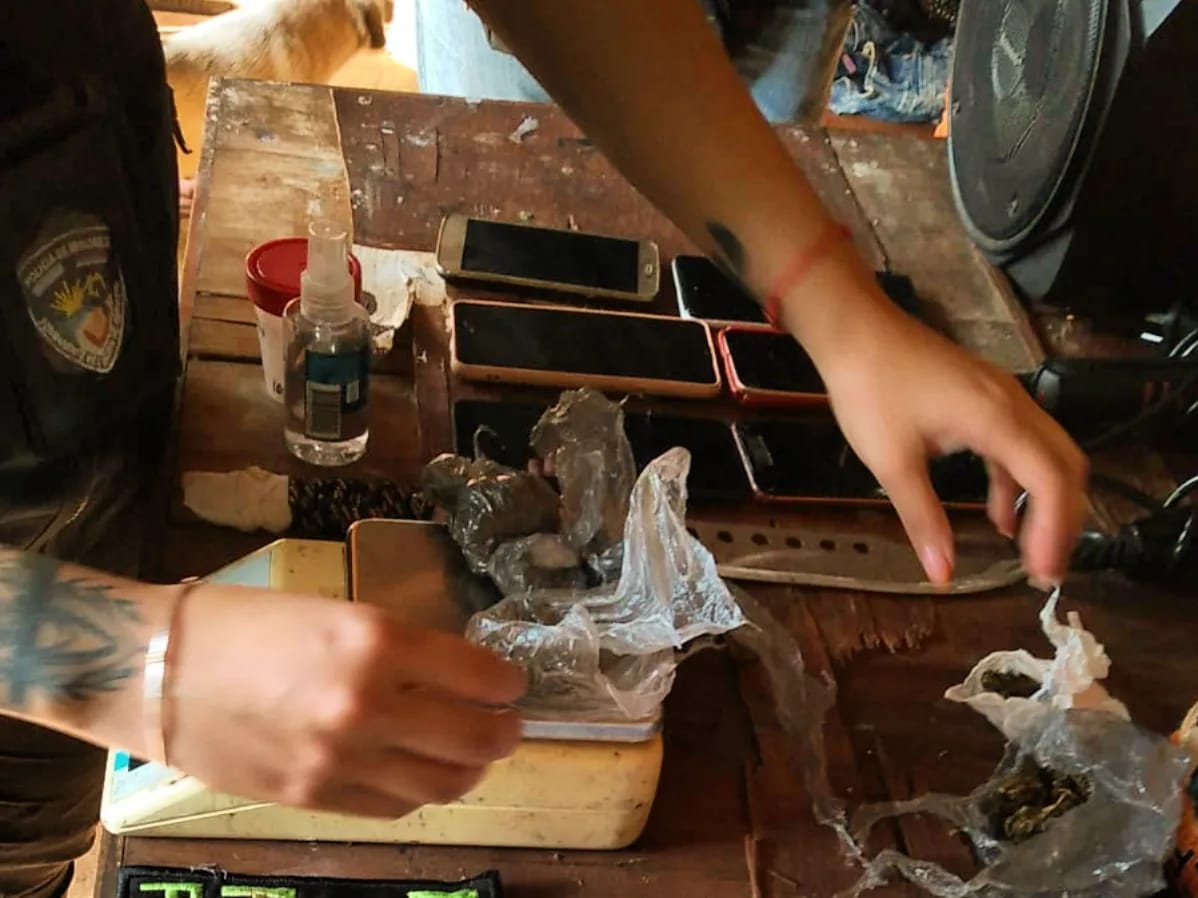 Cuatro detenidos por venta al narcomenudeo de drogas en barrio Hermoso de Posadas 2 4 - Cuatro detenidos por venta al narcomenudeo de drogas en barrio Hermoso de Posadas 1 - 3