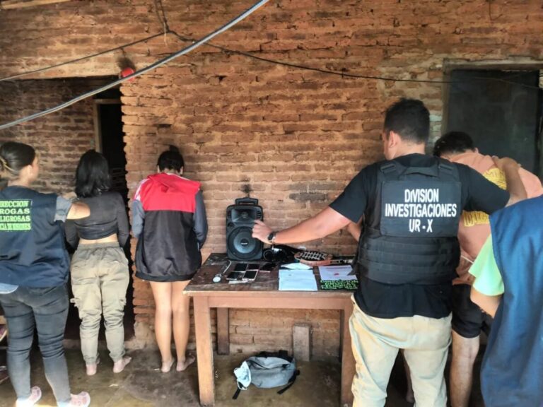 Cuatro detenidos por venta al narcomenudeo de drogas en barrio Hermoso de Posadas