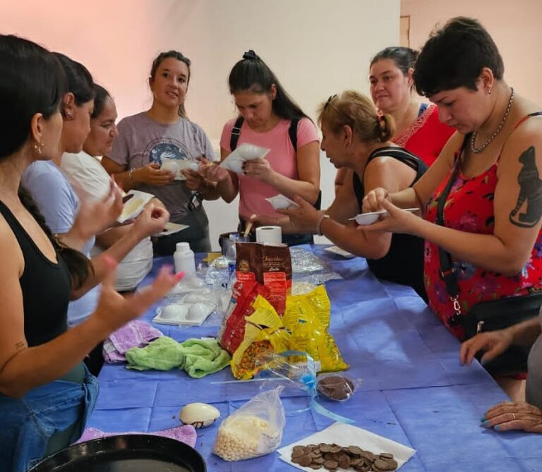Desarrollo Social brinda talleres de oficio y de elaboración de huevos de Pascua en la provincia