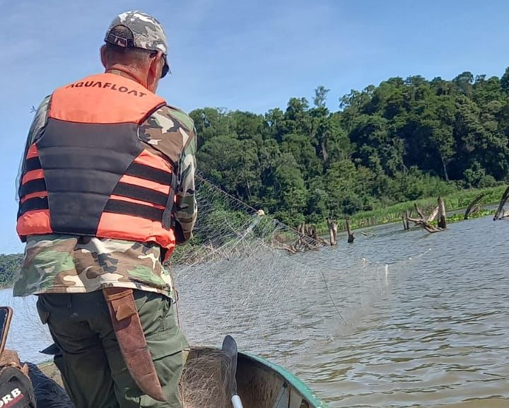 Ecología secuestró 800 metros de redes en los arroyos Yabebirí y Cazador