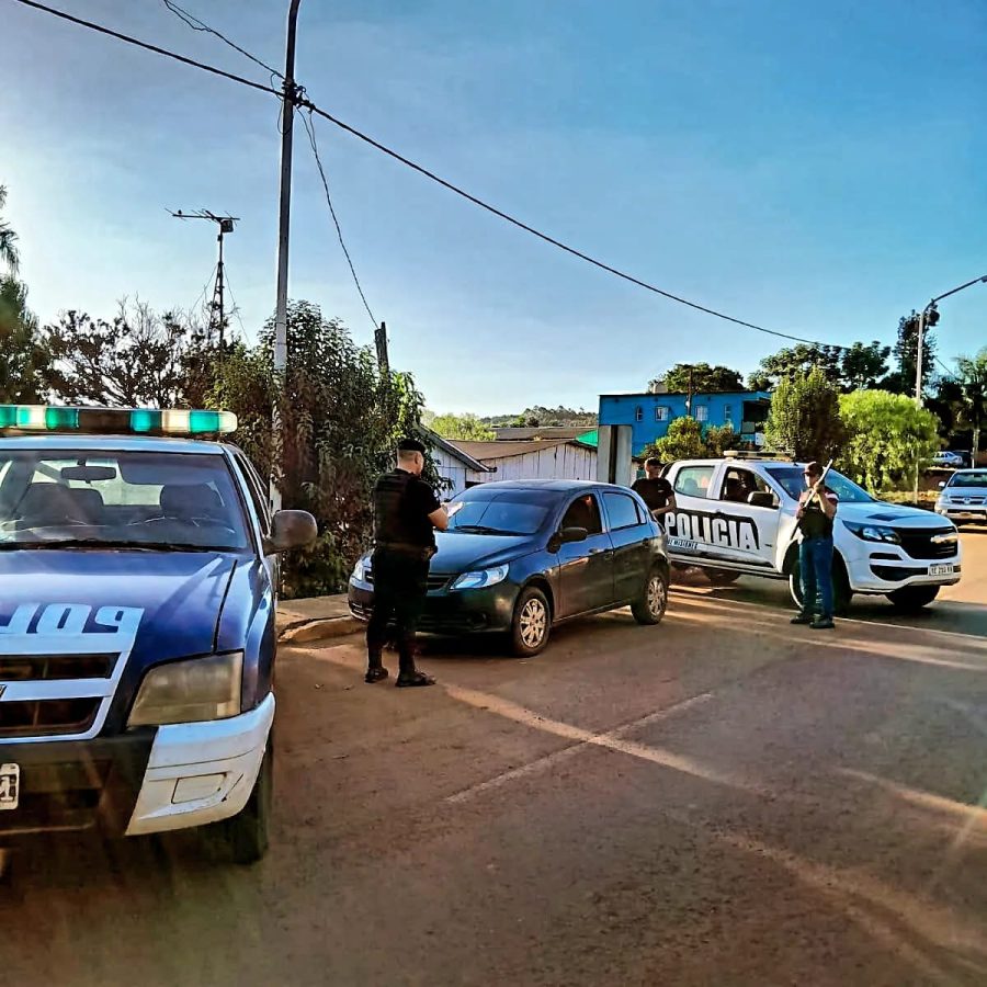 Inteligencia de frontera detectaron un auto acondicionado para el narcotrafico en medio del monte 1 - 3