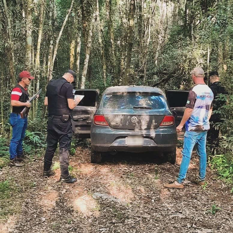 Inteligencia de frontera detectaron un auto acondicionado para el narcotrafico en medio del monte 3 - 1