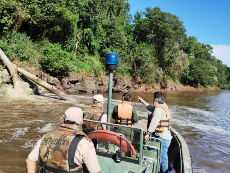 Investigan presunta contaminación del río Paraná provocada por la empresa Papel Misionero