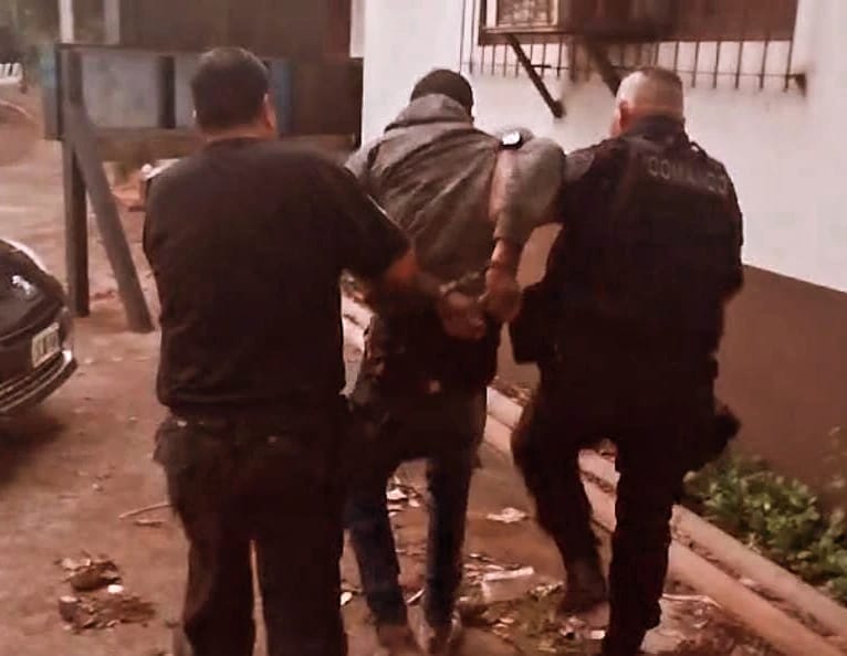 La Policia de Misiones detuvo a tres hombres por robar prendas femeninas en un deposito 2 - 1