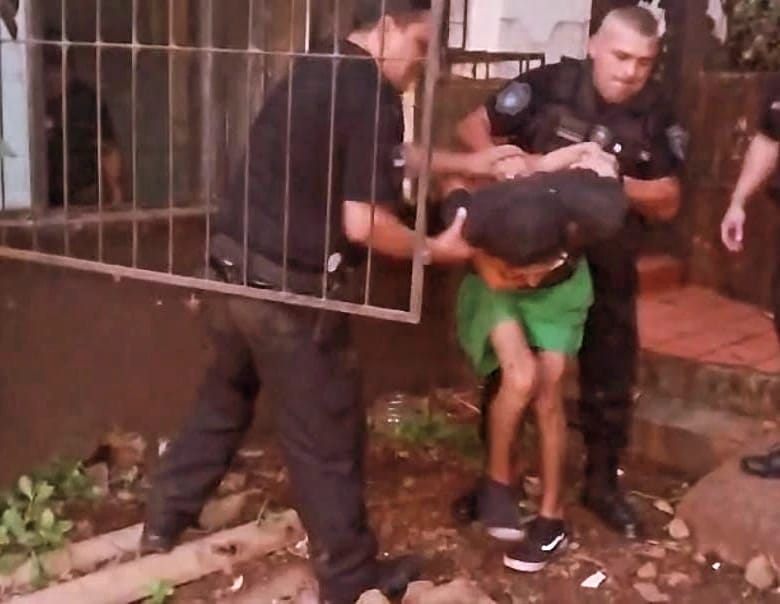 La Policia de Misiones detuvo a tres hombres por robar prendas femeninas en un deposito 3 - 3