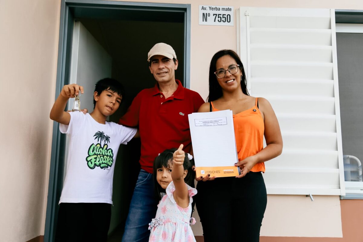 Passalacqua celebró junto a beneficiarios la entrega de 88 viviendas nuevas en Itaembé Guazú