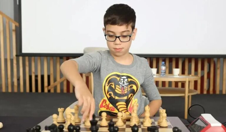 Un argentino de 10 años derrotó al número uno de ajedrez con menos de 50 movimientos