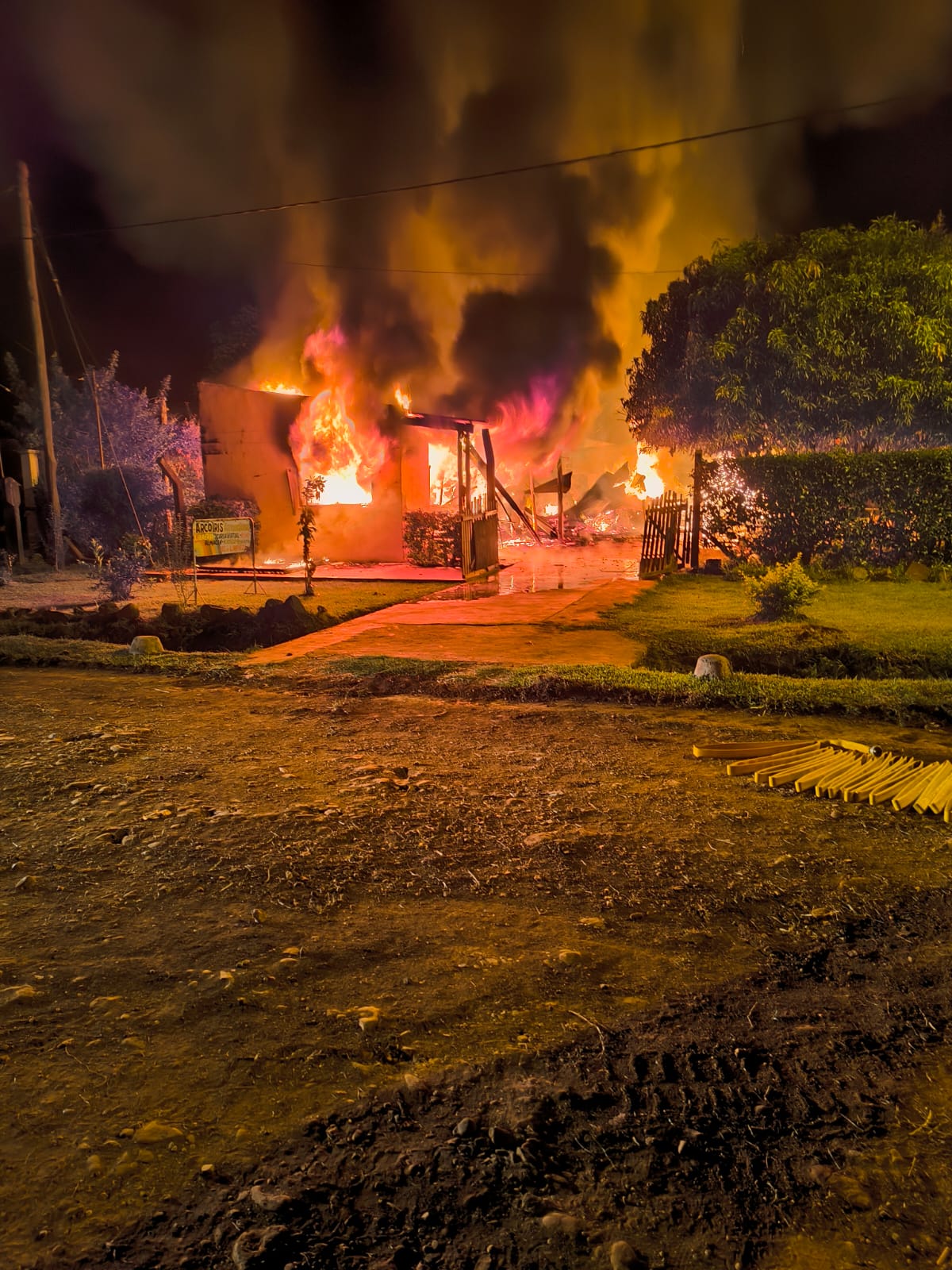 Incendio destruyó por completo una vivienda familiar en San Javier