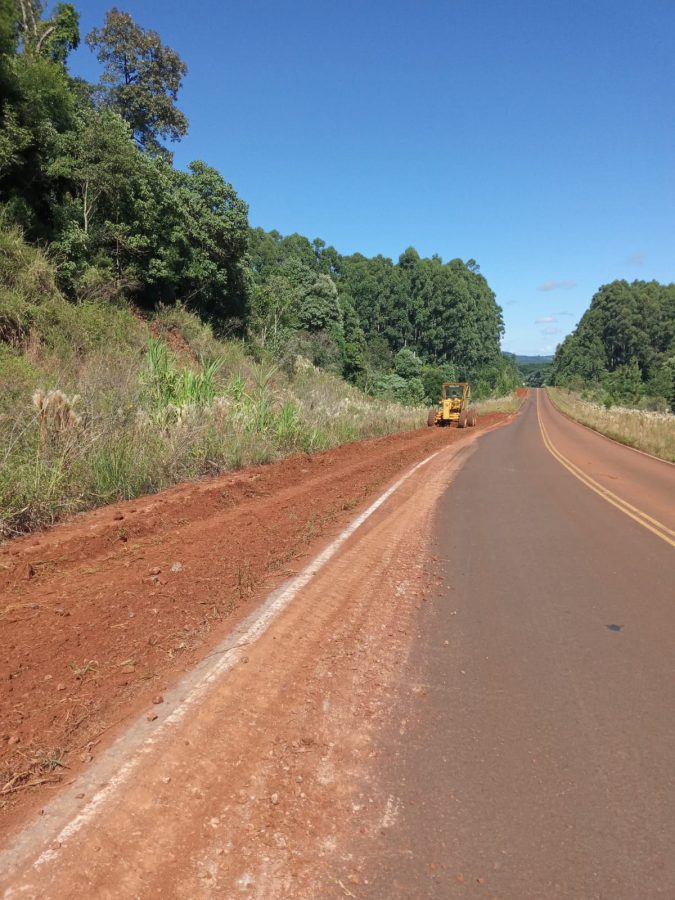 Vialidad provincial avanza en el mantenimiento de las banquinas de la ruta provincial Nº 27 1 2 - WhatsApp Image 2024 03 27 at 12.24.46 - 1