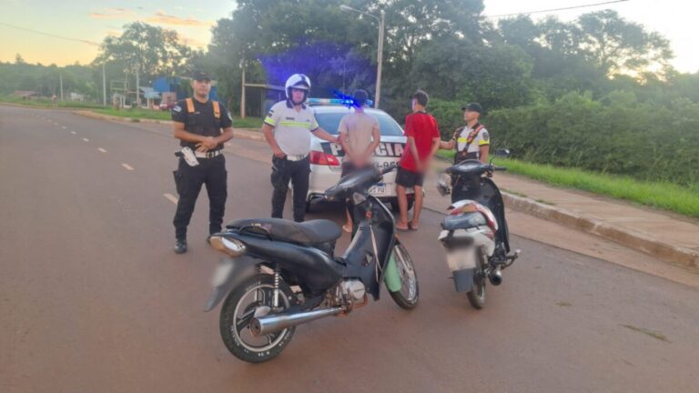 Motociclistas fueron demorados tras atropellar a dos móviles policiales en Garupá 