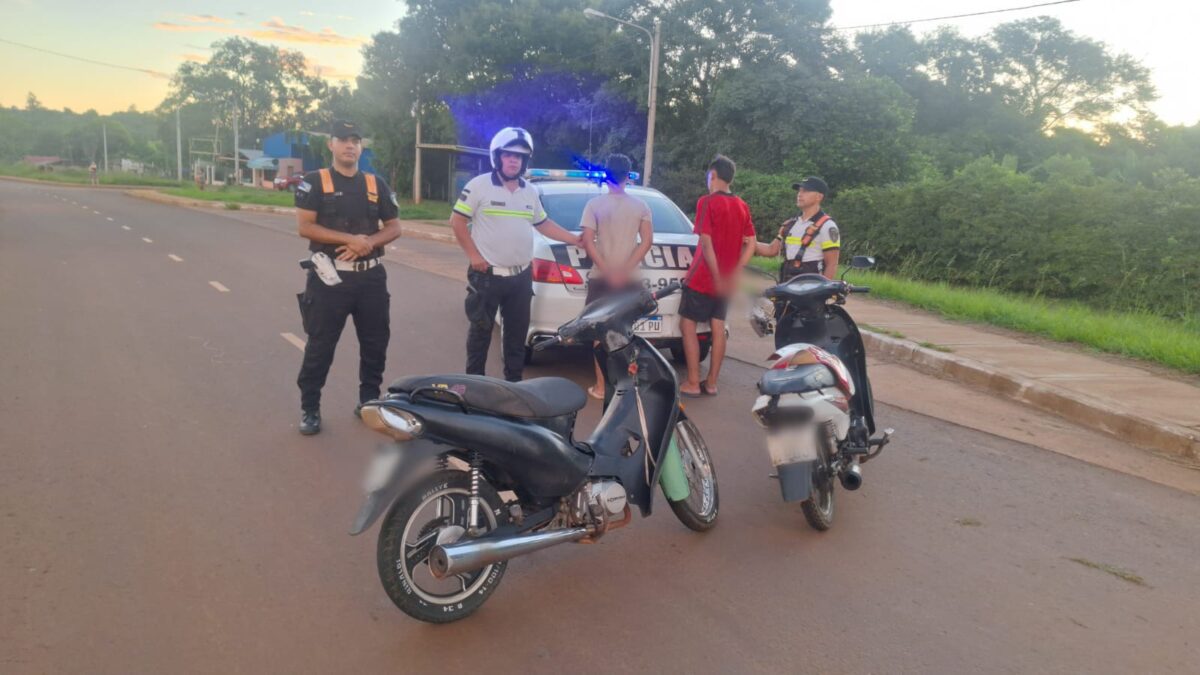 Motociclistas fueron demorados tras atropellar a dos móviles policiales en Garupá 