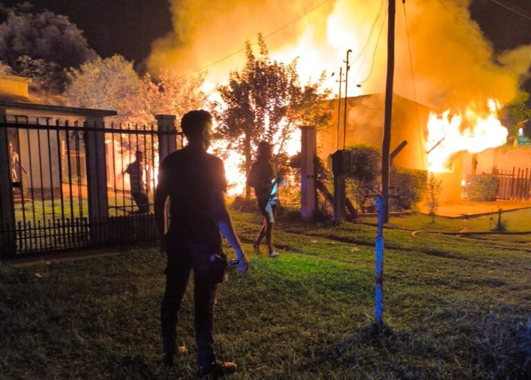 Incendio destruyó por completo una vivienda familiar en San Javier