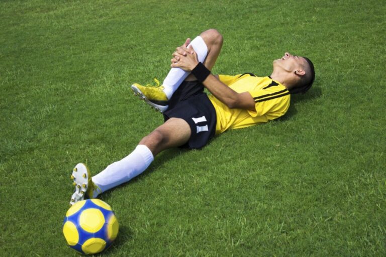 Una empresaria reveló que los hombres piden más licencias laborales por lesiones de fútbol y estalló la polémica