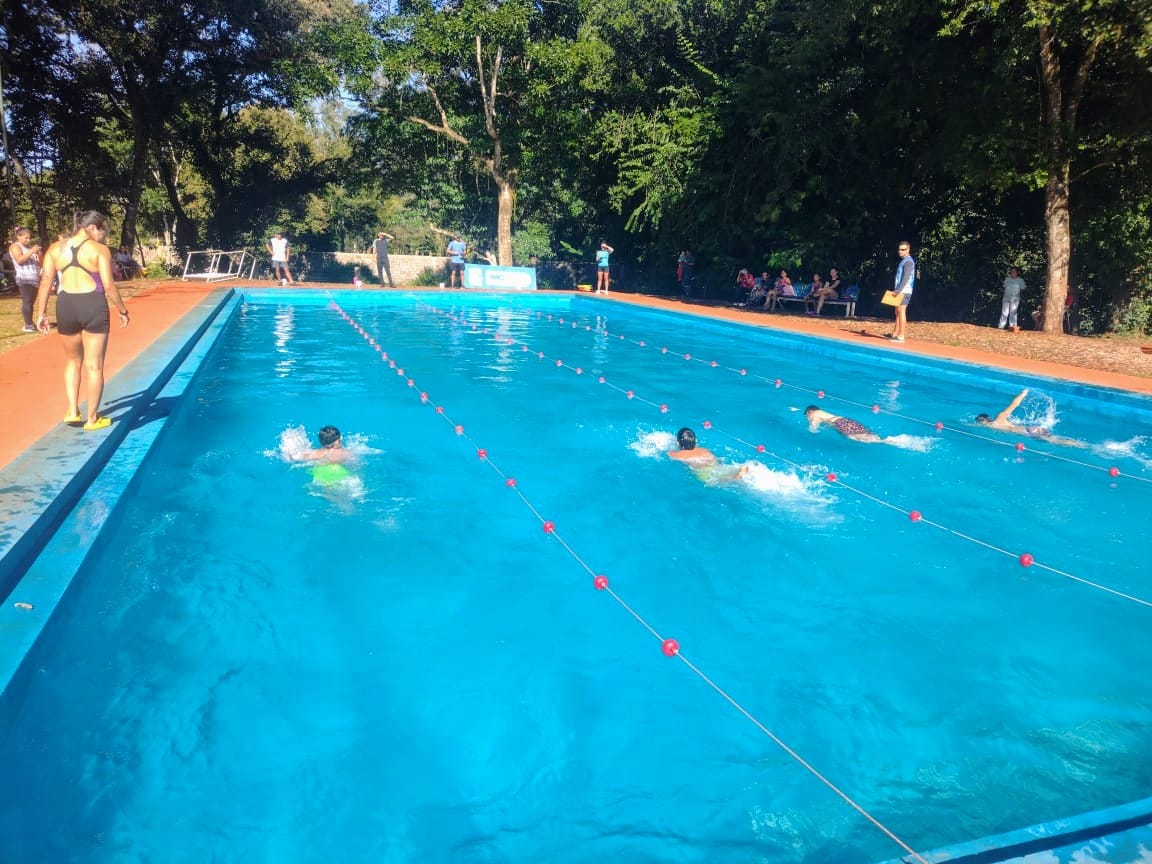 Montecarlo tuvo su primer encuentro de natación con la participación de más de 70 niños